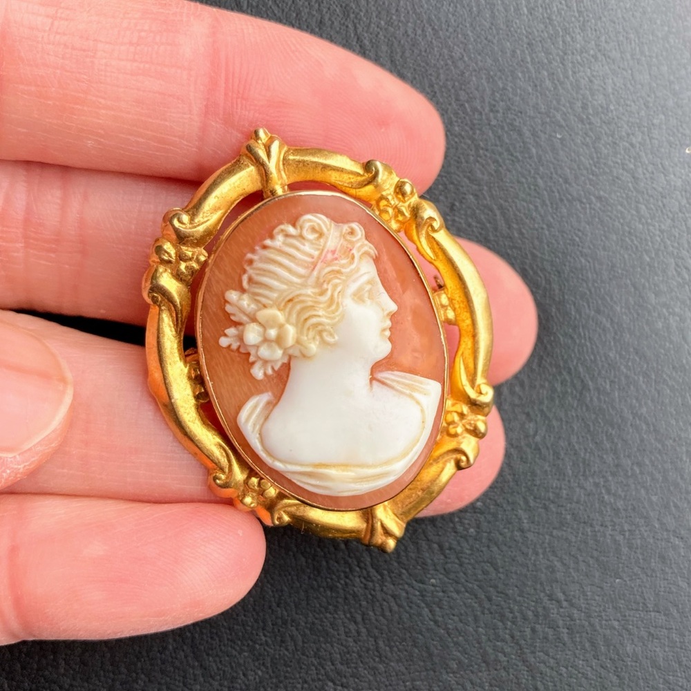 Vintage 10k gold shell cameo Art Nouveau brooch